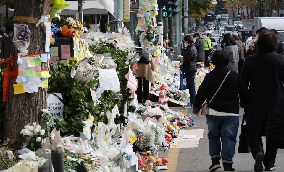 국가애도기간 종료 후 첫 월요일인 7일 이태원 참사 희생자 추모공간인 이태원역 1번 출구에 꽃들이 놓여 있다. / 연합뉴스