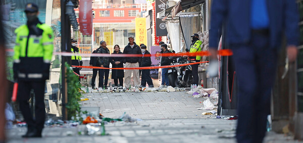 6일 오후 서울 용산구 이태원 세계음식문화거리를 경찰이 통제하고 있다. /연합뉴스