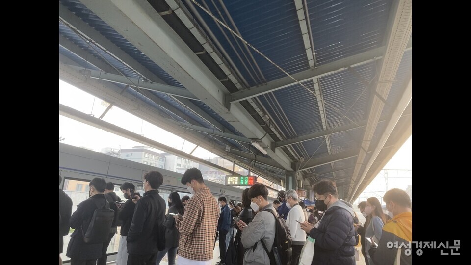 7일 오전 8시 소사역에서 사람들이 줄을 서서 전철을 기다리고 있다. /김혜선 인턴기자