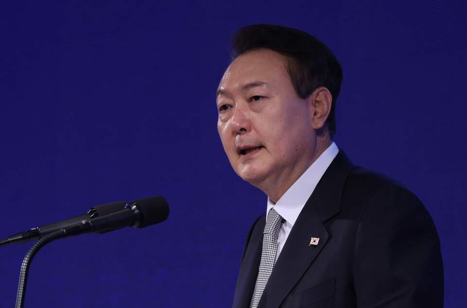 윤석열 대통령이 7일 오전 서울 중구 더플라자호텔에서 열린 제8회 중견기업인의 날 기념식에서 격려사를 하고 있다. /연합뉴스