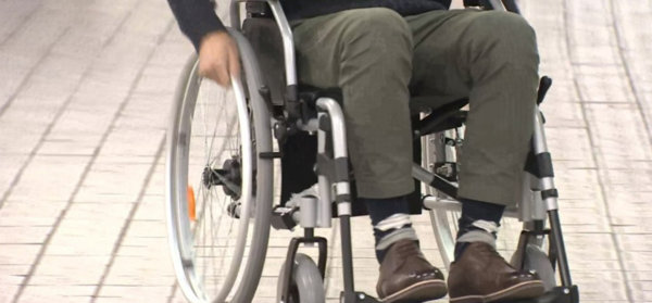 한 장애인이 휠체어에 앉아 있다. /연합뉴스