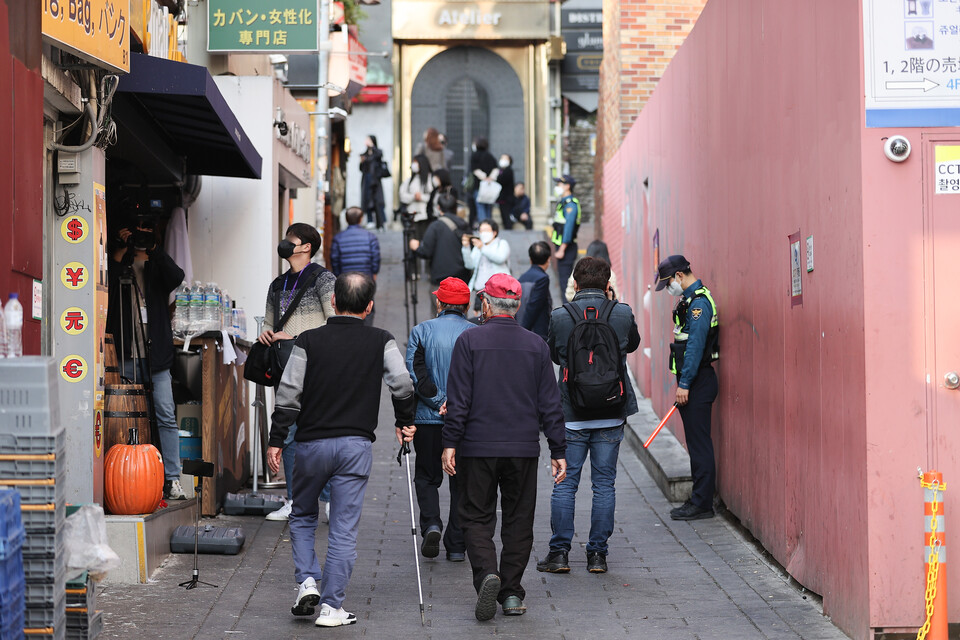 11일 오후 시민들이 서울 용산구 이태원역 인근에서 경찰 통제가 해제된 참사 현장으로 통행하고 있다. /연합뉴스