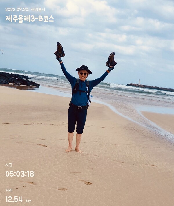 생애 두번째 탄생을 위하여 표선해변 모래 위를 맨발로 걸으며 저 아름다운 석양과 진노랑 감귤나무가 조화롭게 어우러진 다음 10년의 인생그림을 어떻게 그려갈지 설계도를 준비할 겁니다. /사진=최익준