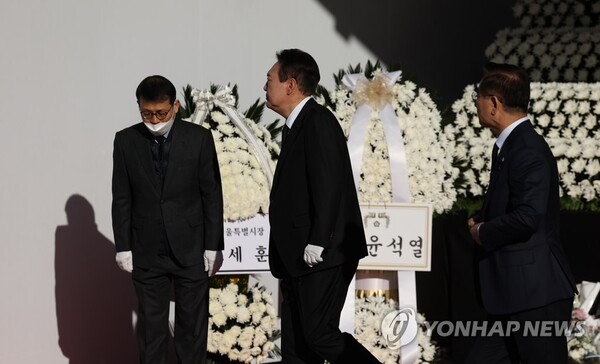 윤석열 대통령이 4일 오전 서울광장에 마련된 이태원 사고 사망자 합동분향소를 방문, 헌화를 마친 뒤 이동하고 있다. 연합뉴스