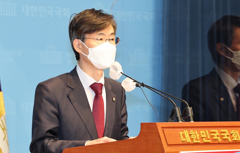 조경태 국민의힘 의원이 13일 국회 소통관에서 금융투자세 강행을 반대하는 기자회견을 하고 있다. /연합뉴스