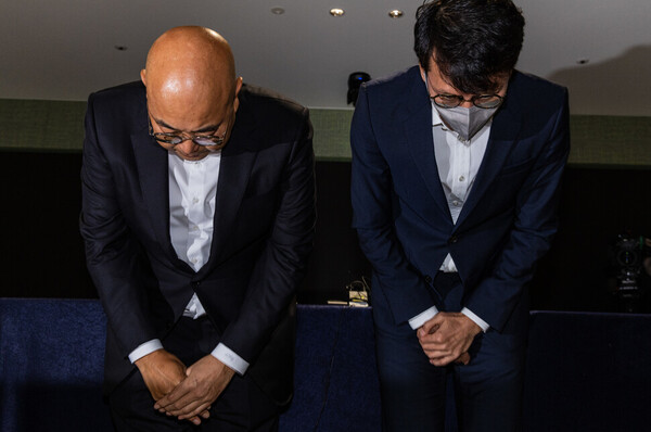 카카오 남궁훈·홍은택 각자대표가 지난달 19일 오전 경기도 성남시 판교 카카오 아지트에서 열린 '데이터센터 화재로 인한 장애' 관련 대국민 기자회견에서 고개 숙여 사과하고 있다. / 연합뉴스