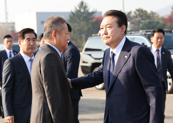  윤석열 대통령이 11일 오전 아세안(ASEAN·동남아국가연합) 관련 정상회의 및 주요20개국(G20) 정상회의 등 다자회의 참석을 위해 성남 서울공항에 도착, 공군 1호기로 향하며 환송 인사들과 인사하는 도중 이상민 행안부 장관의 팔을 다독이고 있다. /연합뉴스