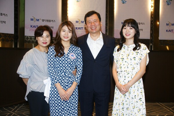 '바둑 가족'으로 알려진 김채영 7단의 가족. 왼쪽부터 어머니 이소윤 씨, 김다영 프로, 김성래 프로, 김채영 프로. /연합뉴스