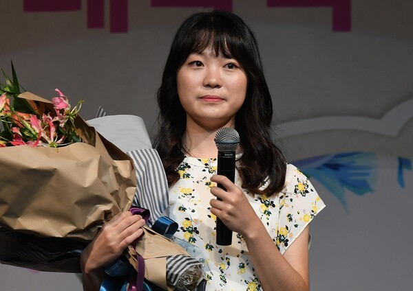지난 2017년 7월 12일 리버사이드호텔에서 열린 2017 엠디엠 한국여자바둑리그 폐막식에서 최우수선수에 오른 포스코켐텍의 김채영이 소감을 말하고 있다. / 연합뉴스
