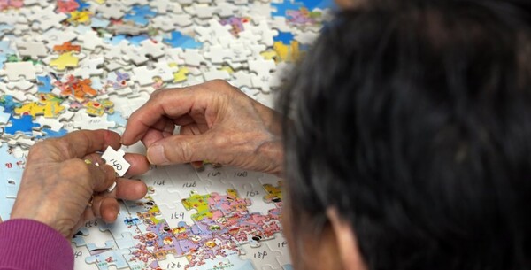 치매환자 가족의 심리 치료를 위한 상담수가 도입 계획에 제동이 걸렸다. 2023년 도입 예정이었지만 코로나 장기화에 따른 업무 공백, 다른 과와의 논의 등 이유로 사실상 멈춰선 상태다. 치매환자 /연합뉴스