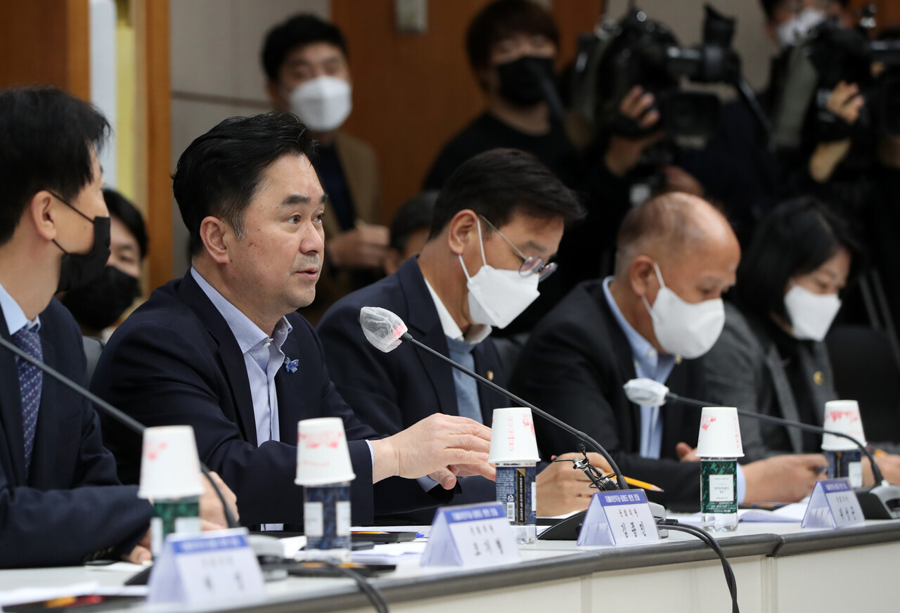 레고랜드 사태에 대한 형사 사건화까지도 거론하고 있다. 지난 14일 김종민 의원을 단장으로 내세운 금융위기사태 진상조사단이 강원도청을 방문해 관계자와 면담, 기자회견을 했다. /연합뉴스 