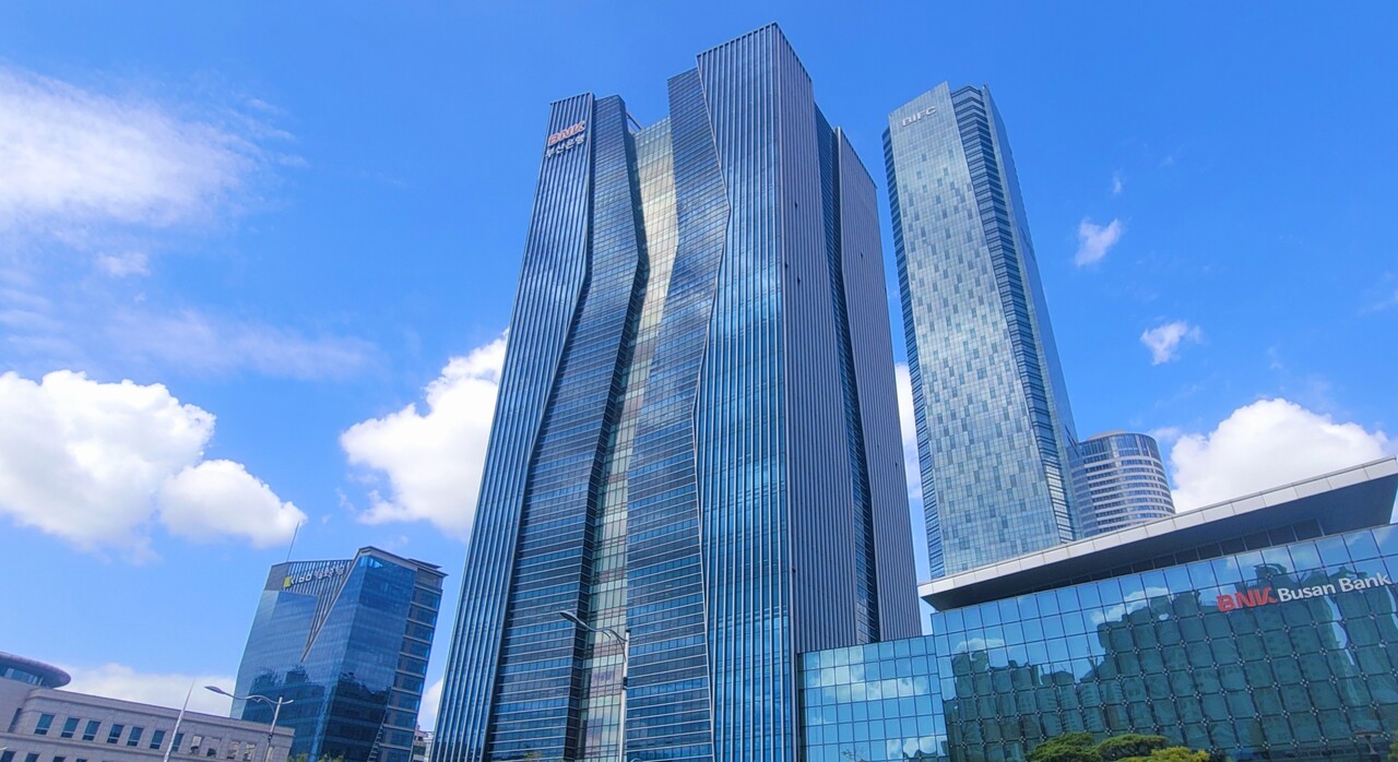 국내 채권시장 혼란을 가중한 레고랜드 사태가 실은 BNK투자증권(BNK)의 무리한 부도처리에 기인한다는 주장이 제기됐다. /연합뉴스