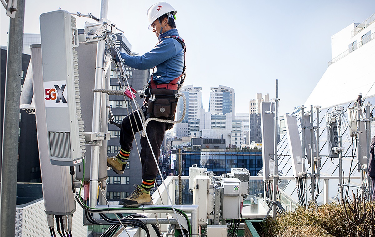 SK텔레콤 한 엔지니어가 아파트 단지에 설치된 통신장비를 점검하고 있다. /SK텔레콤