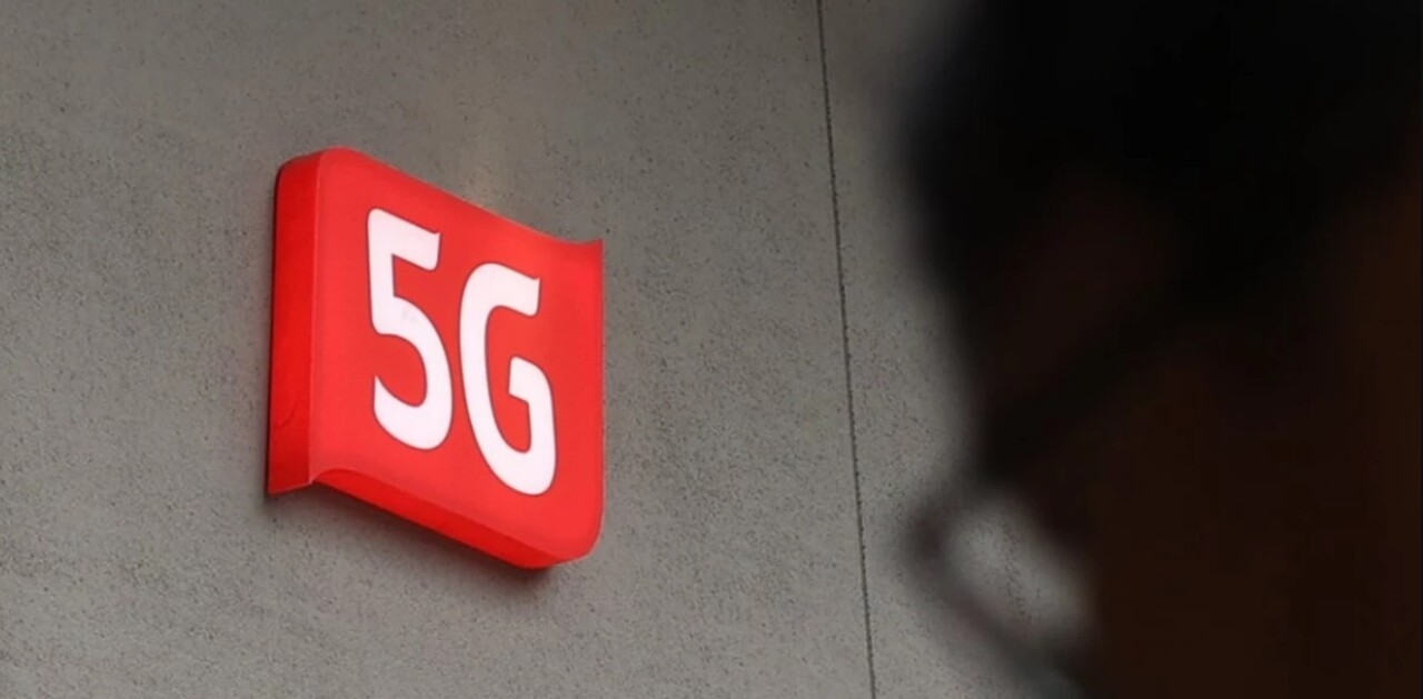 서울시내 한 통신사 매장 앞으로 시민이 지나가고 있다. /연합뉴스