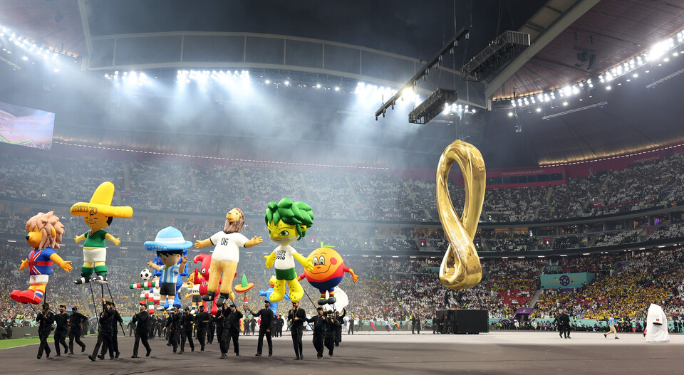 20일(현지시간) 카타르 알코르 알바이트 스타디움에서 2022 카타르 월드컵 개막식 공연이 성대하게 펼쳐지고 있다. /연합뉴스