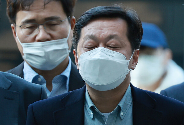 이재명 대표의 최측근 중 한 명인 정진상 더불어민주당 대표실 정무조정실장이 18일 서초구 서울중앙지방법원에서 열린 구속 전 피의자 심문(영장실질심사)에 출석 도중 취재진의 질문을 받으며 눈을 지그시 감고 있다. /연합뉴스