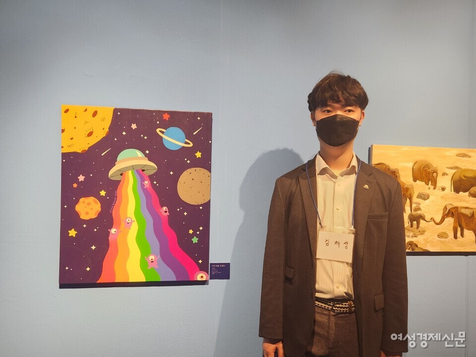 김채성 청년 화가가 그의 작품 '무지개별외계인' 옆에 서 있다. /김혜선 기자