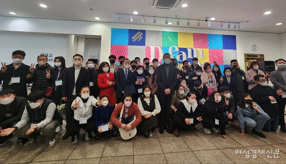 '드림어빌리티' 전시회에 참여한 작가들과 전시회 관계자들이 단체 사진을 촬영했다. /김혜선 기자