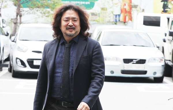 방송인 김어준이 이재명 경기지사의 '여배우 스캔들'과 관련 참고인 조사를 받기 위해 2018년 7월 경기도 성남시 분당경찰서로 들어가고 있다. /연합뉴스