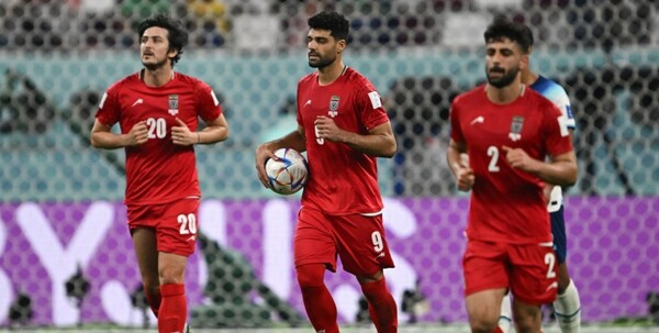 '이란 만회골' 메디 타레미(가운데)가 별도의 세리머니 없이 동료와 묵묵히 센터 서클로 돌아오는 모습. /연합뉴스