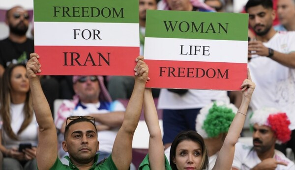 카타르 월드컵 B조 1차전에서 이란 응원단이 '여성, 삶, 자유' 구호가 적힌 플래카드를 들고 있다. /연합뉴스