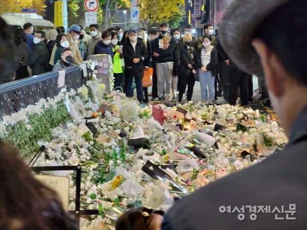 이태원 사고 희생자를 추모하고 있는 시민 /김현우 기자