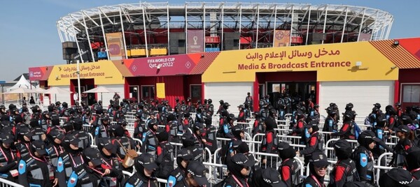 2022 카타르 월드컵 개막을 사흘 앞둔 이달 17일(현지시간) 카타르 도하의 스타디움974에서 여성 경찰관들이 경기장으로 들어가고 있다. /연합뉴스