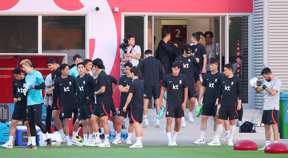 2022 카타르 월드컵 대표팀 선수들이 21일(현지시간) 카타르 도하 알에글라 훈련장에서 훈련을 위해 이동하고 있다. /연합뉴스
