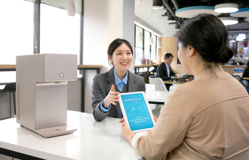 코웨이의 코디가 고객에게 맞춤 서비스를 제공하고 있다./코웨이 제공