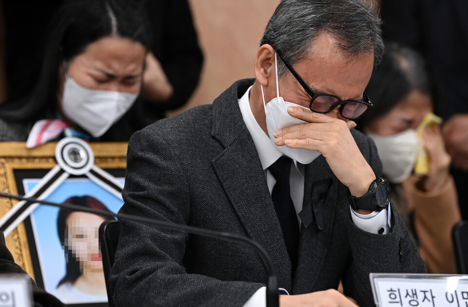 이태원 참사 유가족들이 22일 오전 서울 서초구 민주사회를 위한 변호사모임(민변)에서 열린 입장발표 기자회견에서 발언 중 눈물을 흘리고 있다. /공동취재=연합뉴스