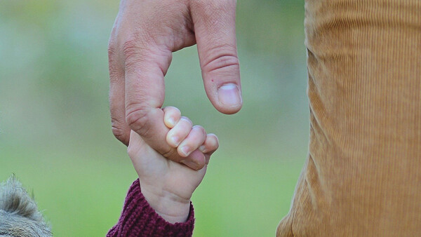 아이의 손을 잡고 있는 부모 / 픽사베이