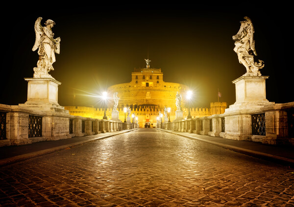 산탄젤로성_하드리아누스 황제가 황실의 영묘로 건축하였다. 단테는 신곡에서 산탄젤로성으로 들어가는 다리를 묘사하였다. /게티이미지뱅크
