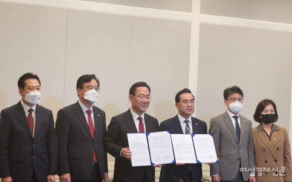 국민의힘 주호영·더불어민주당 박홍근 원내대표가 23일 오후 국회에서 기자회견을 열고 '이태원 참사' 국정조사 실시에 대한 여야 합의문을 발표한 뒤 포즈를 취하고 있다. 왼쪽부터 국민의힘 장동혁 원내대변인·송언석 원내수석부대표·주호영 원내대표, 더불어민주당 박홍근 원내대표·진성준 원내수석부대표·이수진 원내대변인 /최수빈 기자