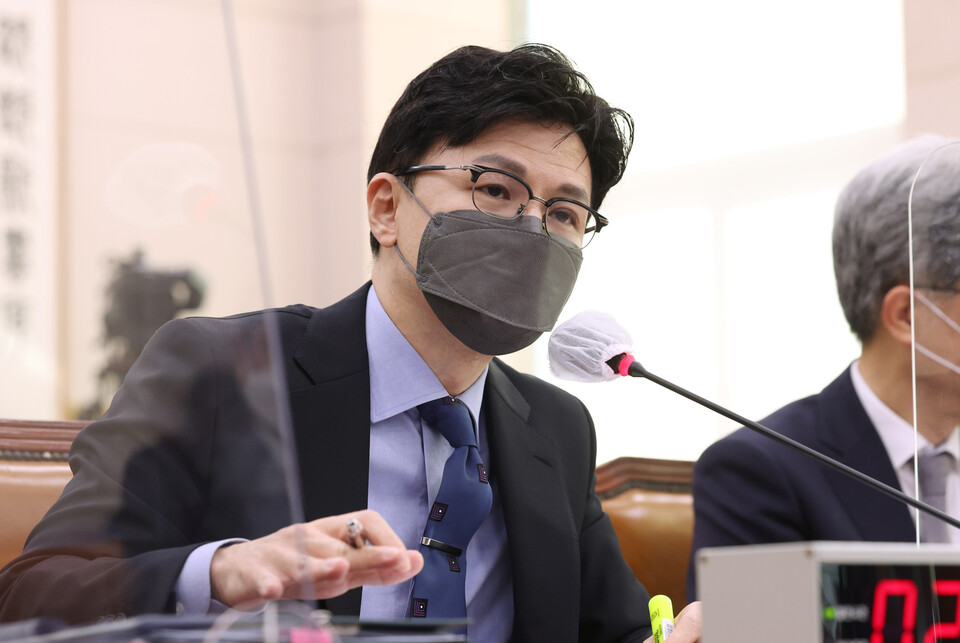 한동훈 법무부 장관이 23일 오전 국회에서 열린 법제사법위원회 전체회의에서 의원질의에 답변하고 있다. /연합뉴스