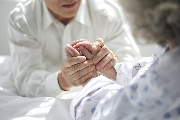 환자를 간병하는 보호자 /픽사베이