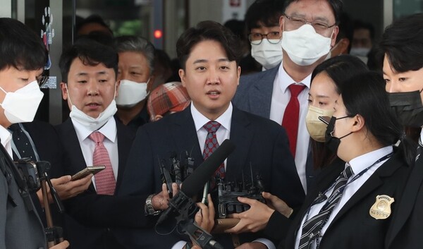 가처분 심문 마치고 취재진 질문에 답변하는 이준석 전 국민의힘 대표. /연합뉴스
