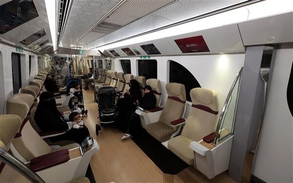 2022 카타르월드컵에 2200억 달러(약 296조원)를 쏟아부은 카타르는 ‘오일 머니 파워’를 과시하듯 경기장, 도로, 지하철 등을 지었다. 각국 축구 선수들이 어깨를 나란히 하는 월드컵이지만 카타르는 철저한 신분제 사회라 지하철에는 특실(사진)을, 화장실엔 VIP 전용 공간을 두고 운영한다. /AP=연합뉴스