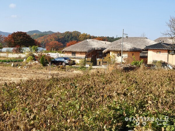 경치가 좋다고, 자기 땅 안이라고 아무 곳에나 집을 지을 수 있는 것이 아니다. 집을 지으려면 도로가 붙어 있어야 한다. 그러나 차가 다니는 길이라고 다 도로가 아니다. 농로이거나 구거일 수도 있다. 안동하회마을 /사진=백영건 기자