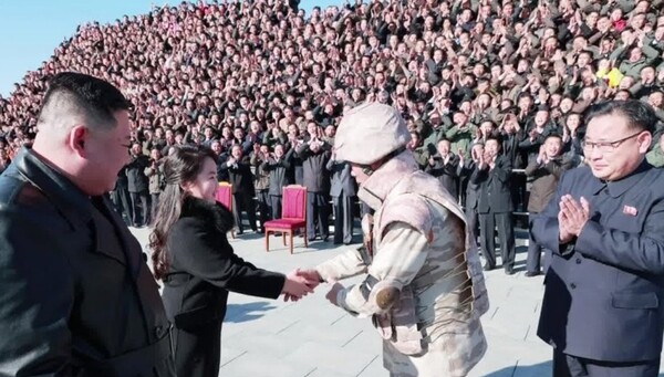 북한 조선중앙TV는 북한 김정은 국무위원장이 지난 18일 있었던 대륙간탄도미사일(ICBM) '화성-17형' 발사에 참여했던 공로자들과 기념사진을 찍었다고 27일 보도했다. 사진은 기념촬영에 동행한 김 위원장의 둘째 딸 김주애가 장창하 국방과학원장과 악수하는 모습. 조선중앙통신은 장창하가 화성17형 개발 과정의 공로를 인정받아 '대장'으로 승진했다고 전했다. /조선중앙TV