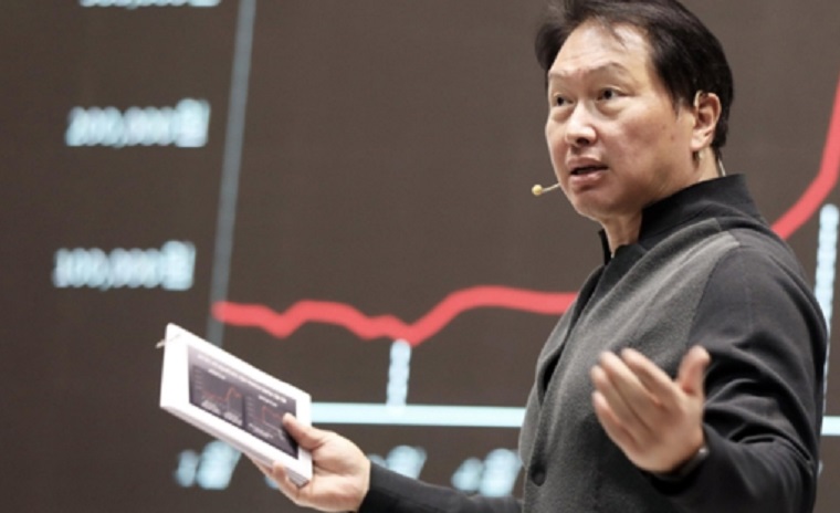 최태원 SK그룹 회장이 직원들을 상대로 프리젠테이션하고 있다. /SK그룹