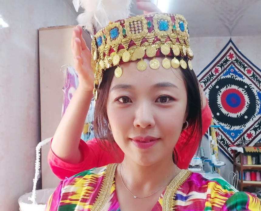 소통을 위해 중앙아시아 전통의상도 입어봤다. /사진=박정은