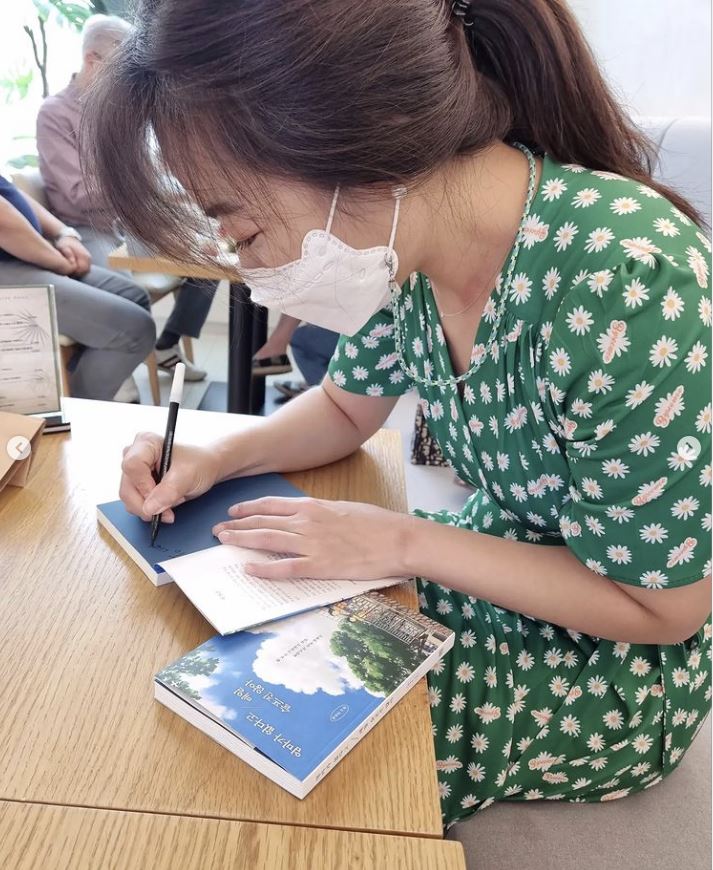 부모님의 이혼으로 한부모 가정에서 자란 박정은 통역사는 자기 경험을 담은 책 『엄마가 없다고 매일 슬프진 않아』를 출간했다. /사진=박정은