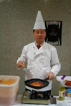 직장생활 때 한 달에 하루 직원의 날을 만들어 요리를 해 주던 필자 /사진=한익종