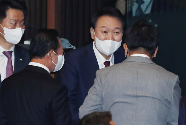 윤석열 대통령이 지난 10월 25일 서울 여의도 국회 본회의장에서 내년도 예산안 시정연설을 마친 후 퇴장하며 국민의힘 권성동 의원과 인사하고 있다. /연합뉴스