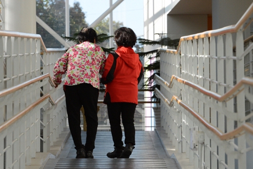 한 요양사가 치매 환자를 부축하며 걸어가고 있다. /연합뉴스