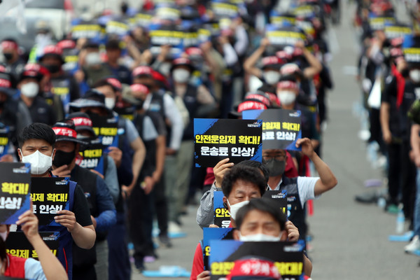 민주노총 공공운수노조 화물연대본부가 총파업에 들어간 지난 6월 7일 오전 광주 광산구 하남산업단지 내 도로에서 화물연대 광주지부 조합원이 총파업 출정식을 열어 구호를 외치고 있다. /연합뉴스