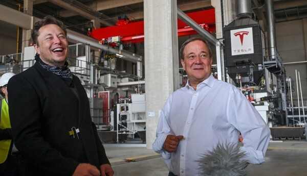 일론 머스크 테슬라 최고경영자(CEO)는 지난해 8월 13일(현지시간) 테슬라가 유럽 생산기지로 독일 베를린 외곽에 짓고 있는 기가팩토리 건설 현장을 방문해 10월부터 첫 전기차 생산을 개시할 수 있기를 희망한다고 밝혔다. /연합뉴스