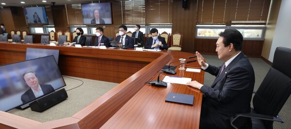 윤석열 대통령이 지난 23일 서울 용산 대통령실 청사에서 화상으로 테슬라 최고경영자(CEO) 일론 머스크를 접견한 뒤 작별인사를 하고 있다. /연합뉴스