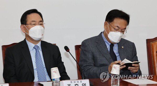 국민의힘 정진석 비상대책위원장(오른쪽)이 28일 오전 서울 여의도 국회에서 열린 비상대책위원회의에서 수첩을 보고 있다. 왼쪽은 주호영 원내대표. /연합뉴스