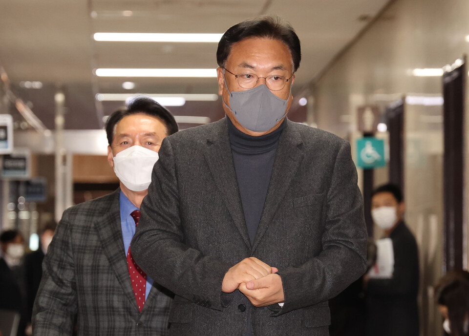 정진석 국민의힘 비상대책위원장과 김석기 사무총장이 29일 오후 서울 여의도 국회에서 열린 원내대표 주재 비공개 긴급 중진의원 회의에 참석하고 있다. /연합뉴스